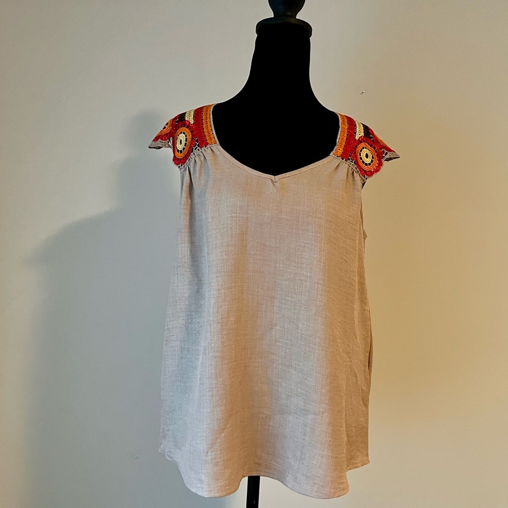 Hailey & Co. Crocheted Sleeveless V-Neck Top. Boho-Chic. Size Small